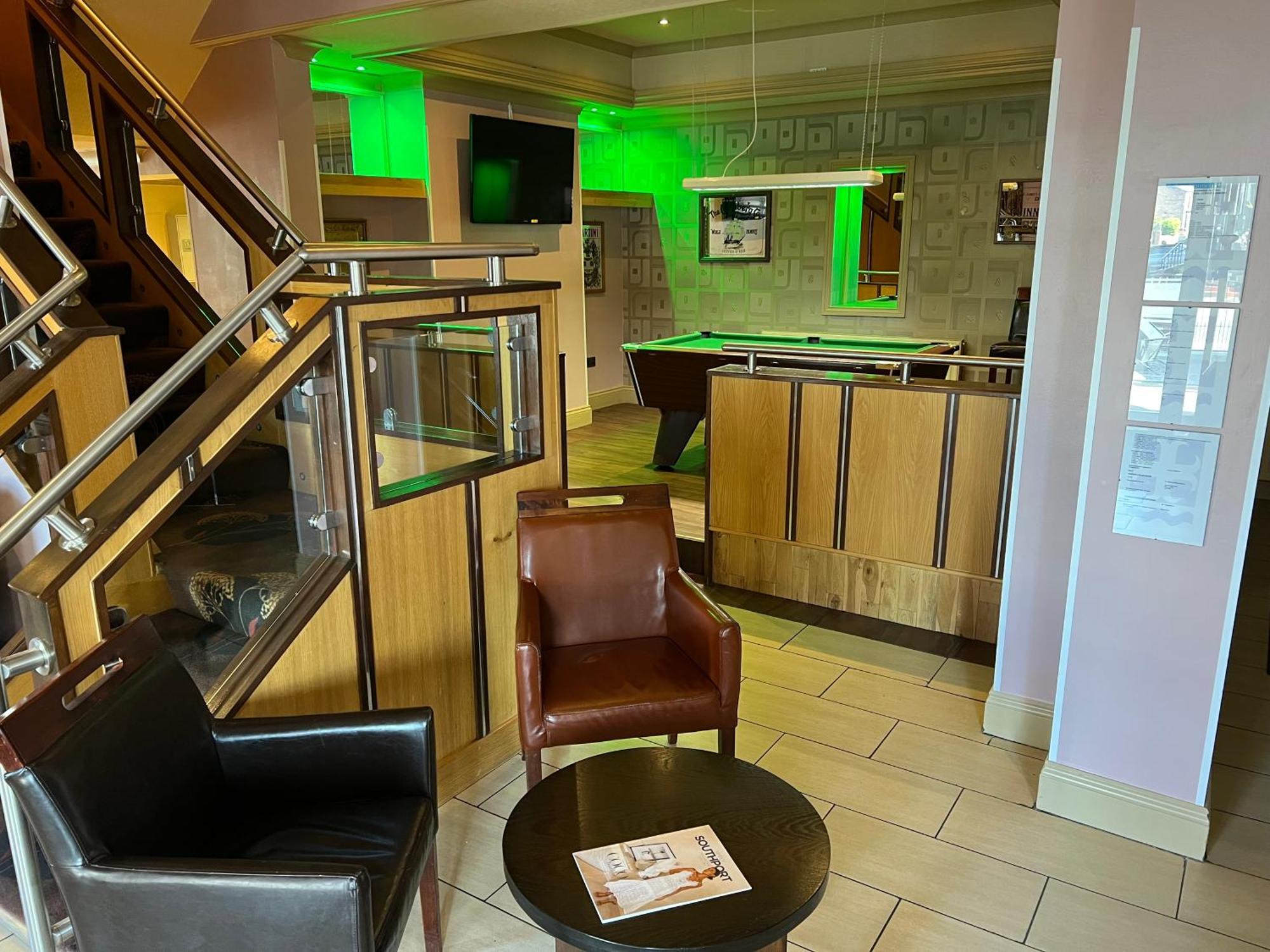 Southport Metro Hotel Esterno foto